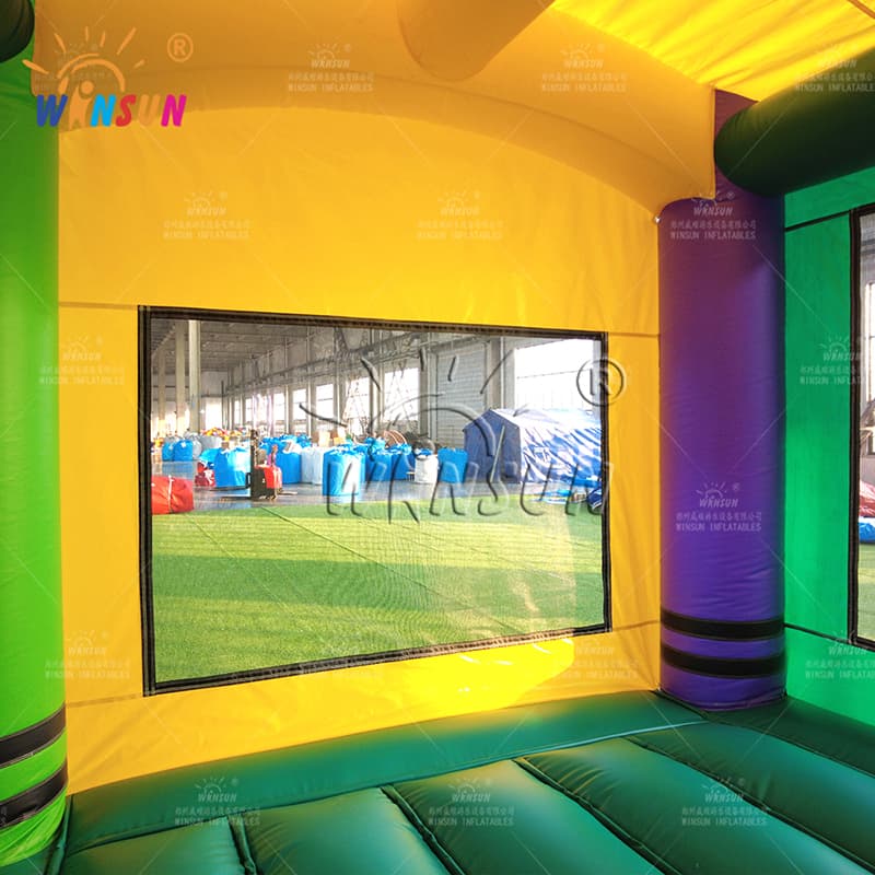 Parque infantil inflable con crayones