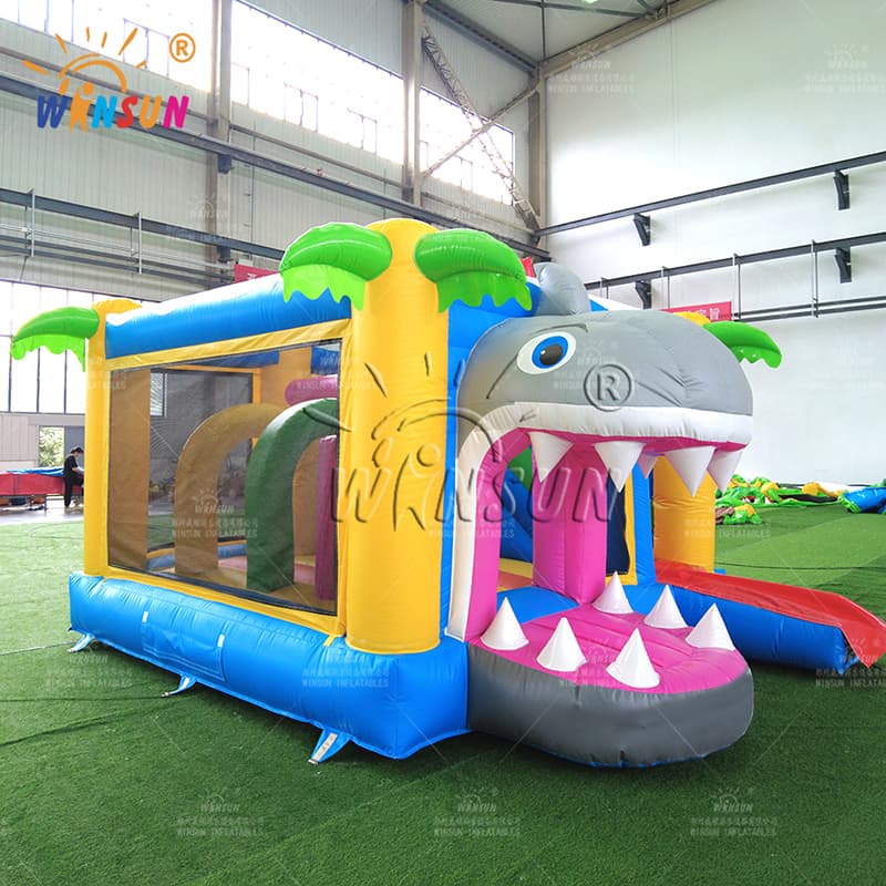 Tobogán inflable combinado de ataque de tiburón