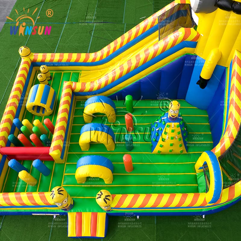 Parque infantil inflable con carrera de obstáculos de los Minions