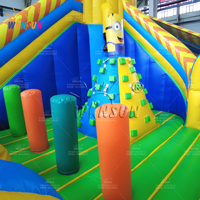 Parque infantil inflable con carrera de obstáculos de los Minions