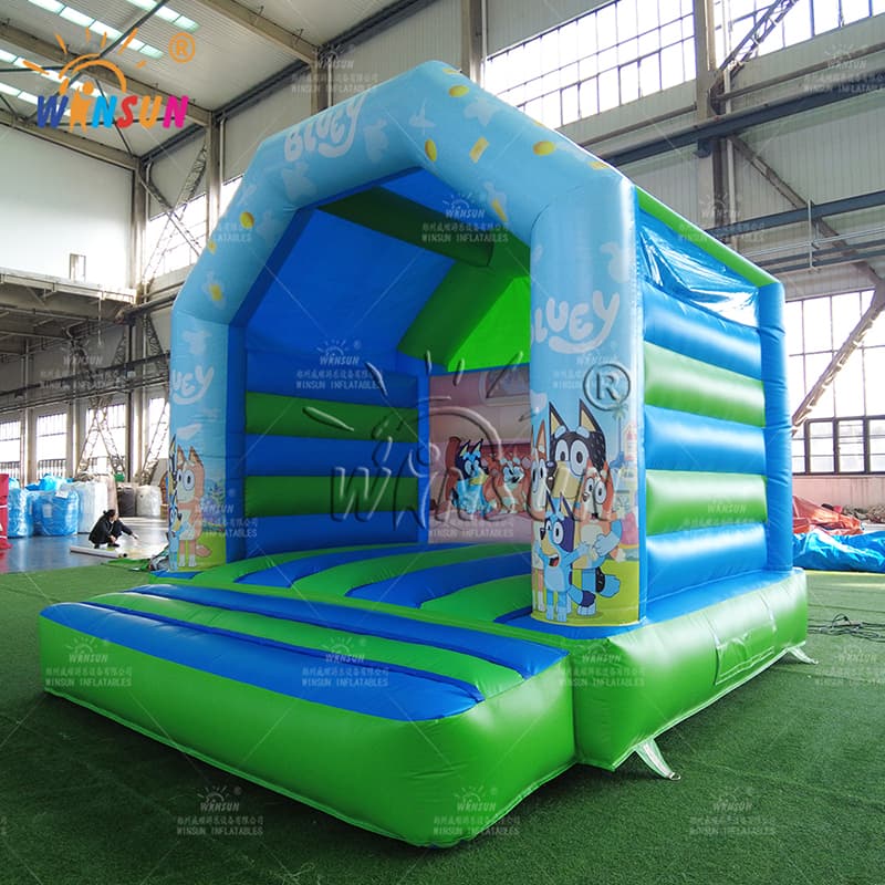 Casa de rebote inflable con temática azulada