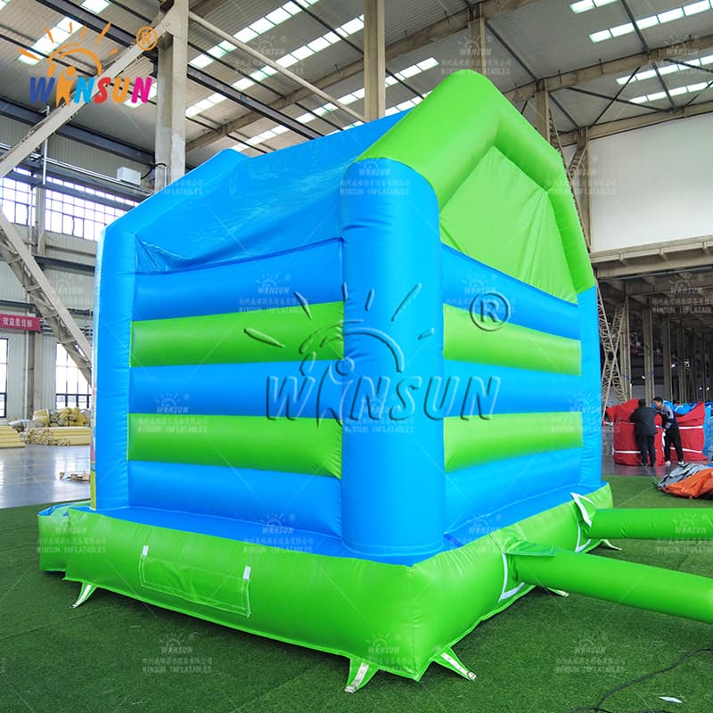 Casa de rebote inflable con temática azulada