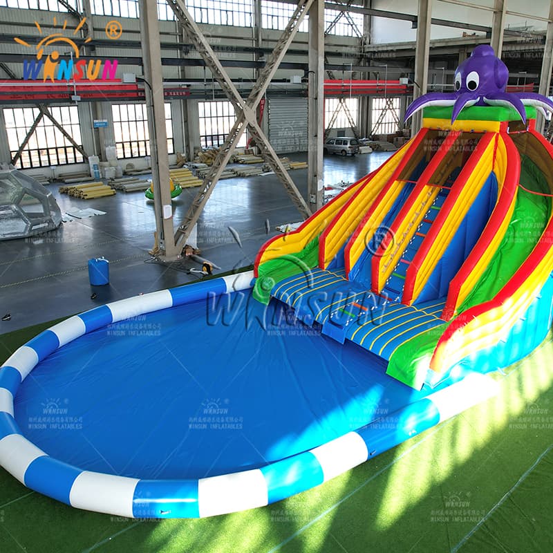 Tobogán acuático inflable de pulpo con piscina al aire libre