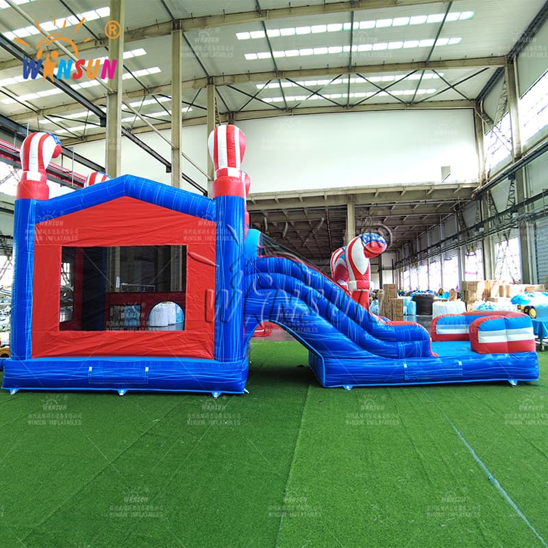 Castillo inflable con tobogán y bandera estadounidense