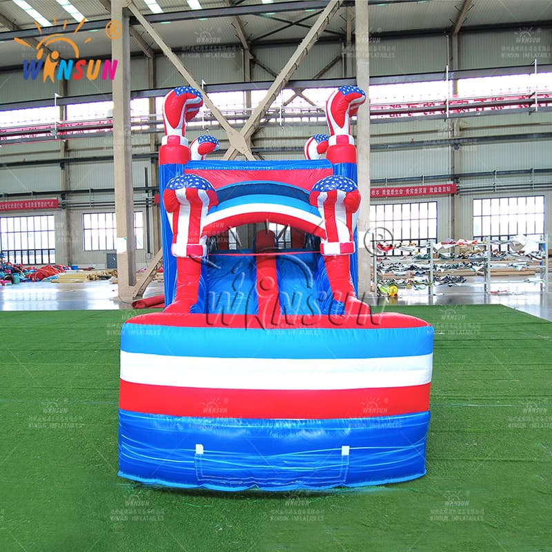 Castillo inflable con tobogán y bandera estadounidense