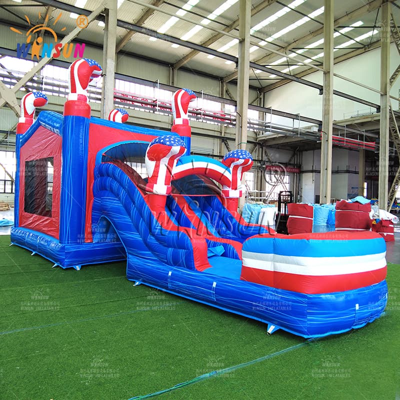 Castillo inflable con tobogán y bandera estadounidense