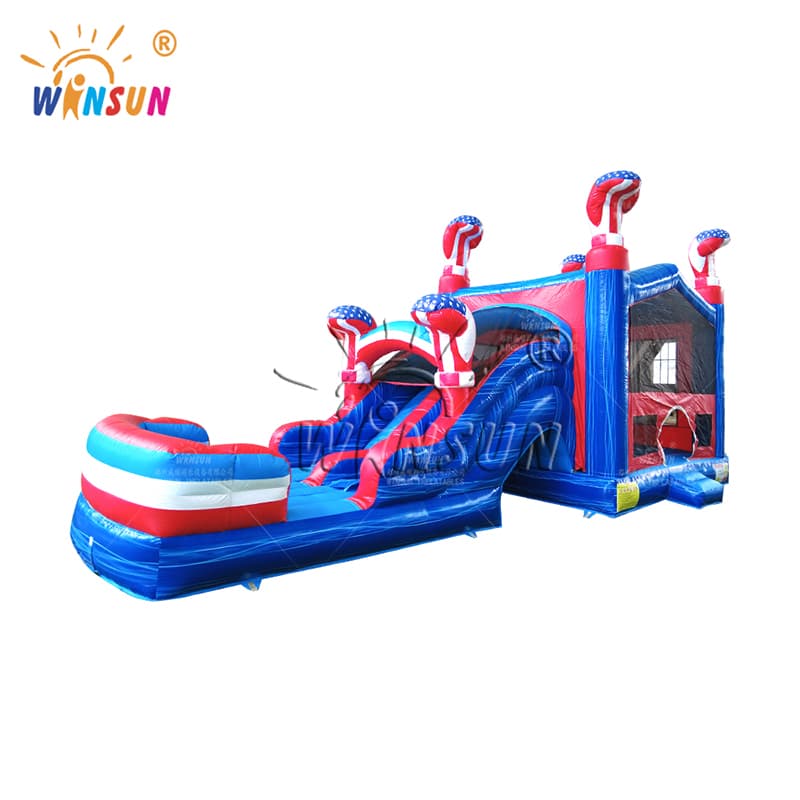 Castillo inflable con tobogán y bandera estadounidense