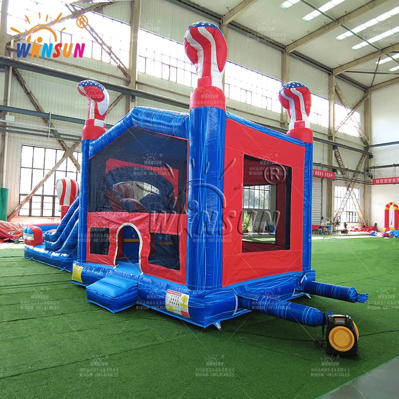 Castillo inflable con tobogán y bandera estadounidense