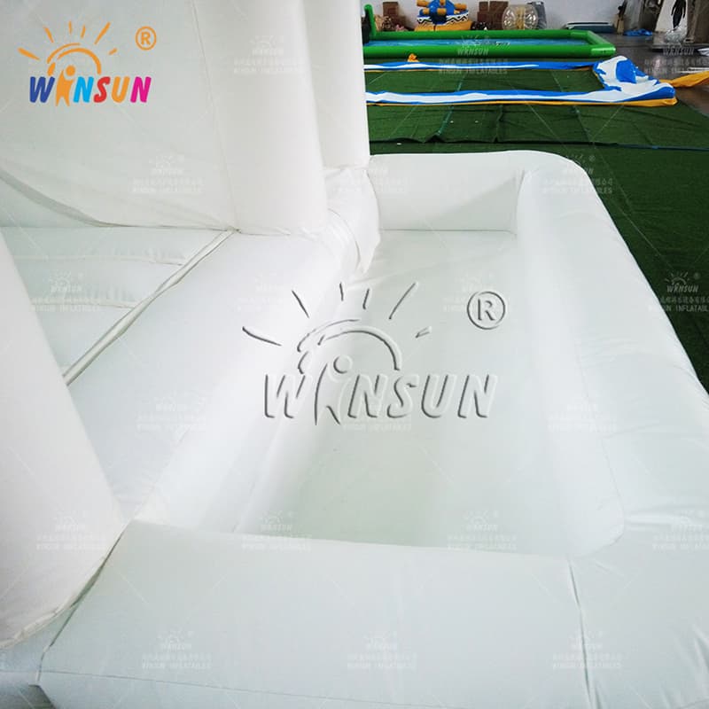 Castillo inflable blanco con tobogán y piscina de bolas oceánicas