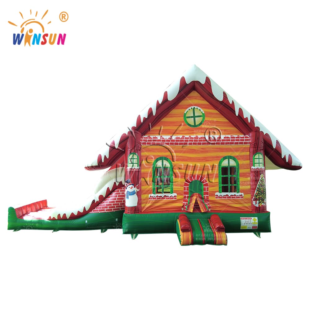 Castillo inflable y tobogán navideños combinados