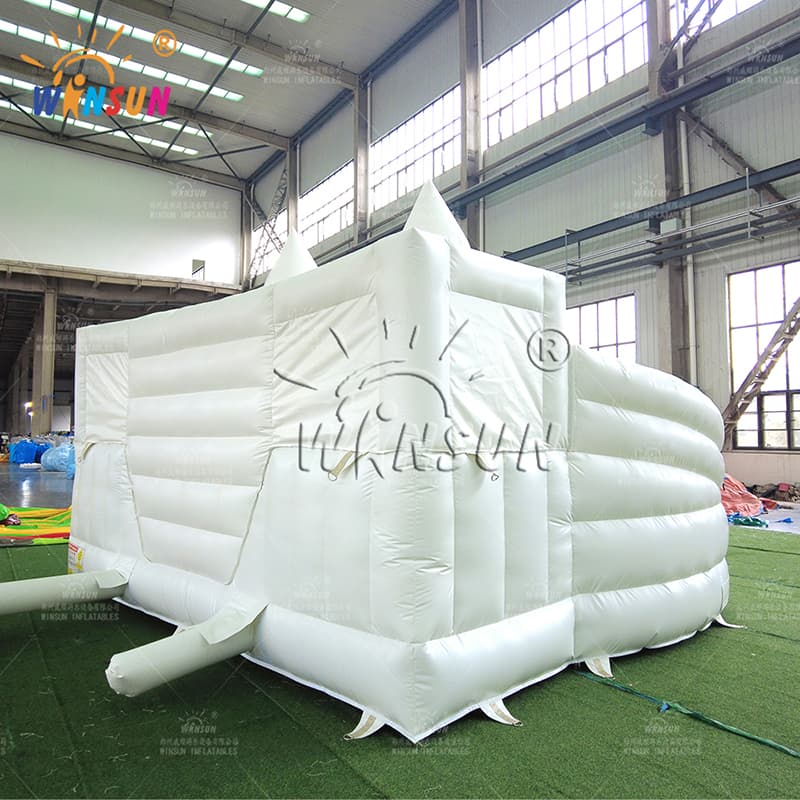 Tobogán acuático inflable blanco con piscina