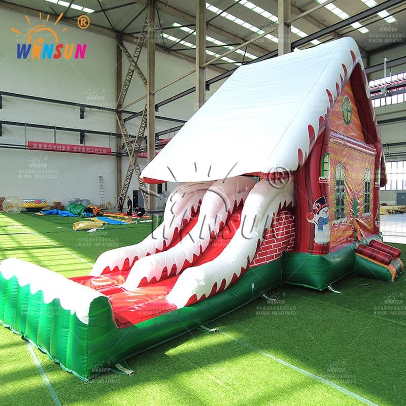 Castillo inflable y tobogán navideños combinados