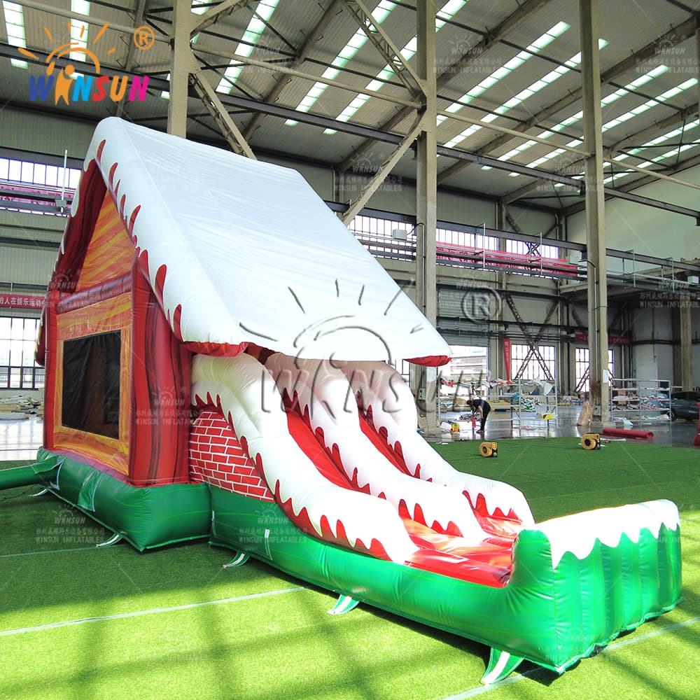 Castillo inflable y tobogán navideños combinados