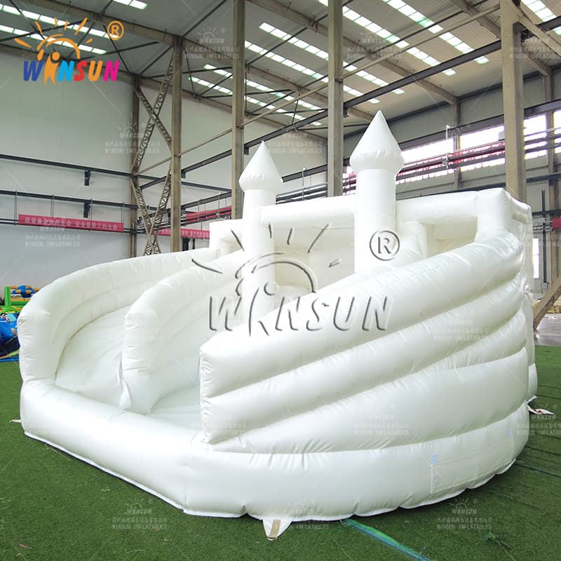 Tobogán acuático inflable blanco con piscina