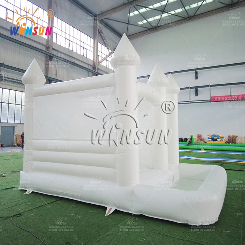 Castillo inflable blanco con tobogán y piscina de bolas oceánicas