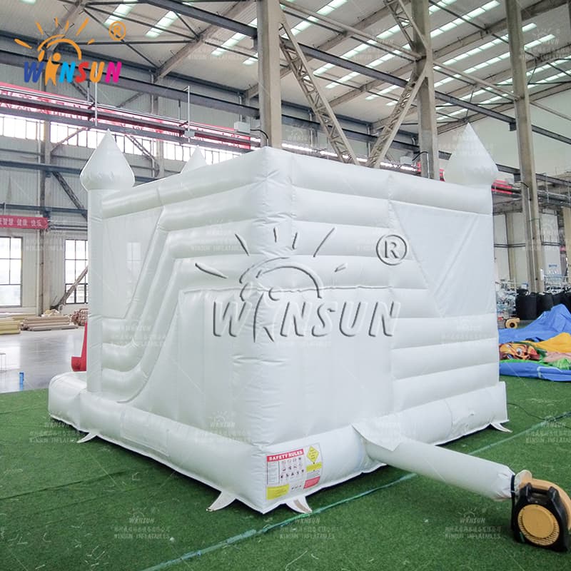 Castillo inflable blanco con tobogán y piscina de bolas oceánicas