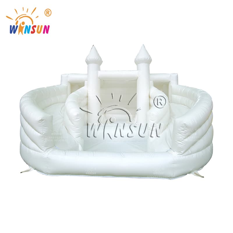 Tobogán acuático inflable blanco con piscina